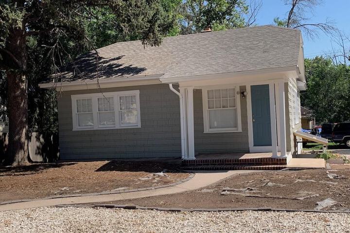Inviting Bungalow Next to UNC - Free cruiser bikes!