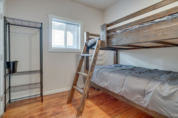 Lafayette Townhome: Cozy Retreat w / Private Patio