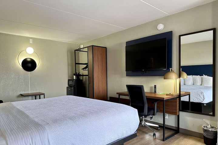 Room 13 of 32