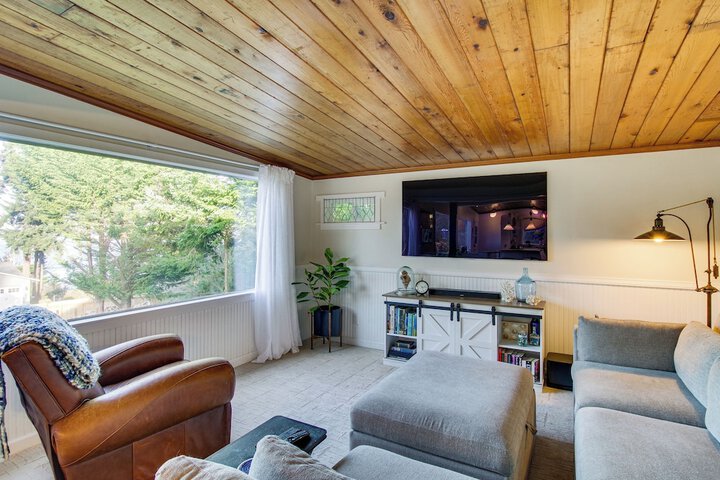 Puget Sound Cottage w / Private Community Beach!