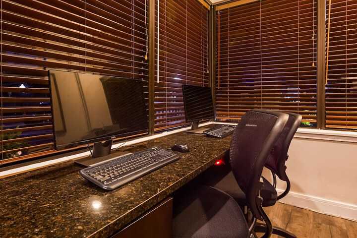 Business Center 22 of 22