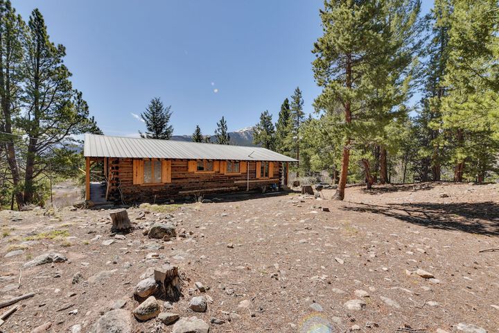 Idyllic Twin Lakes Escape w / Views of the Lakes
