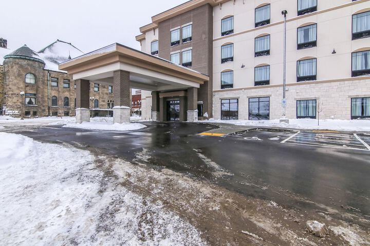 Cobblestone Inn & Suites at UW Stout Downtown Menomonie