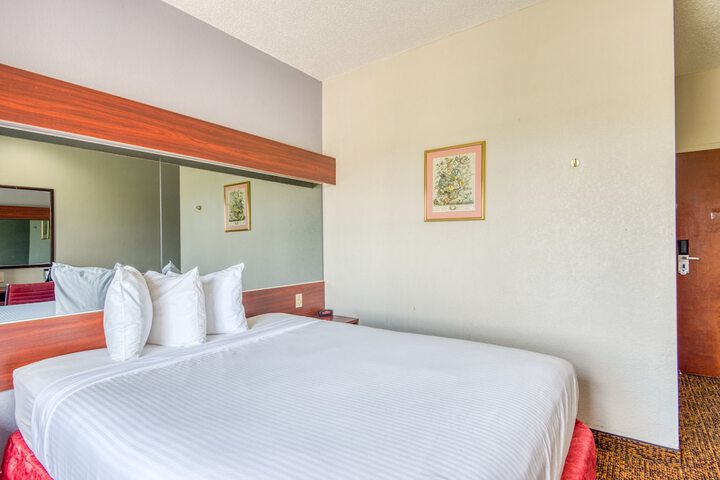 Room 33 of 40