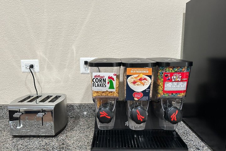 Econo Lodge Inn & Suites
