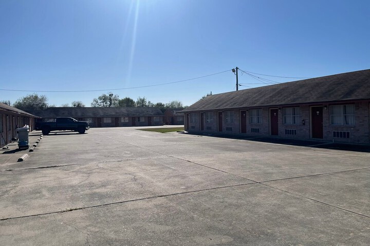 Lakeside Inn & Suites by OYO Mathis I 37