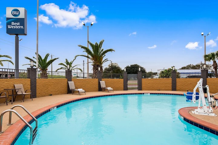Pool 4 of 24