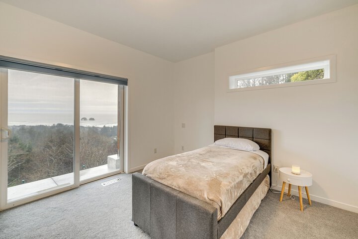 Lovely Rockaway Beach Home w / Pacific Ocean Views!