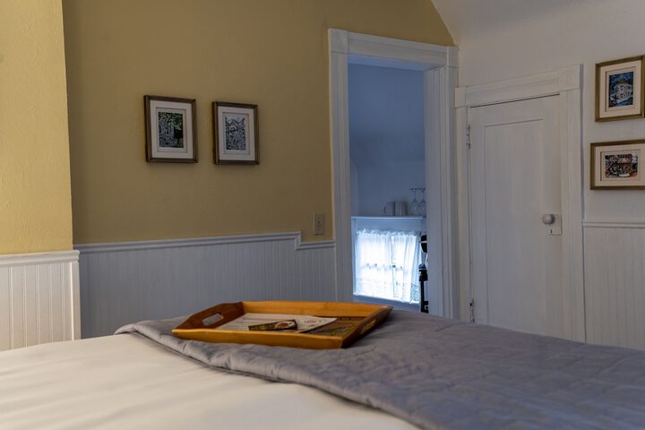 Room 51 of 242
