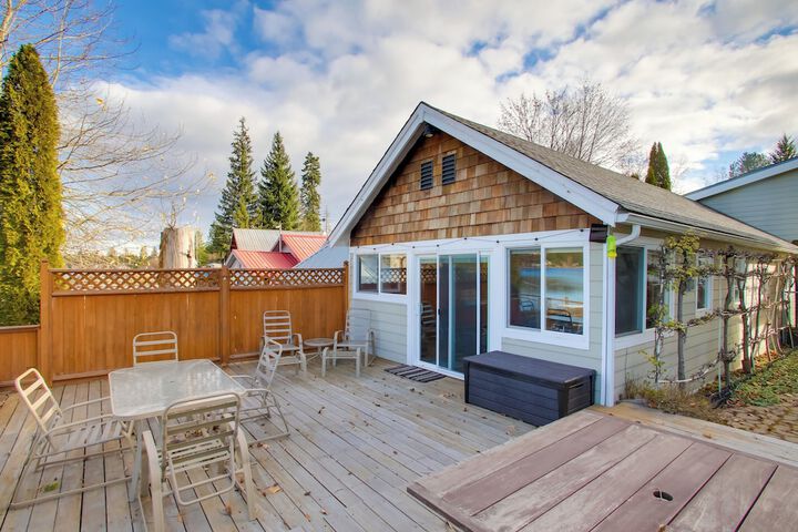 Charming Lakefront Cabin w / Deck & Fire Pit!