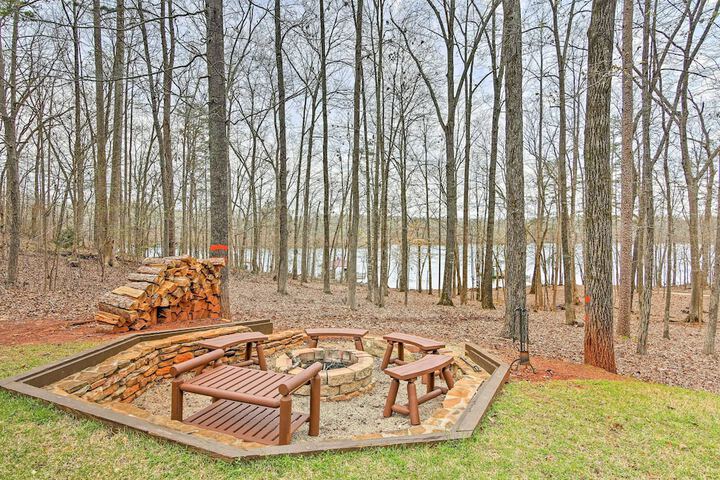 Lake Hartwell Lodge w / Dock Theater + Hot Tub!