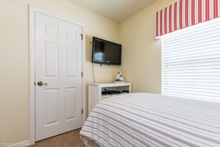 Room 10 of 32
