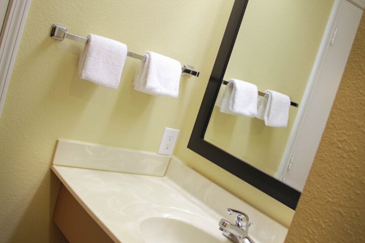 Relax Inn & Suites