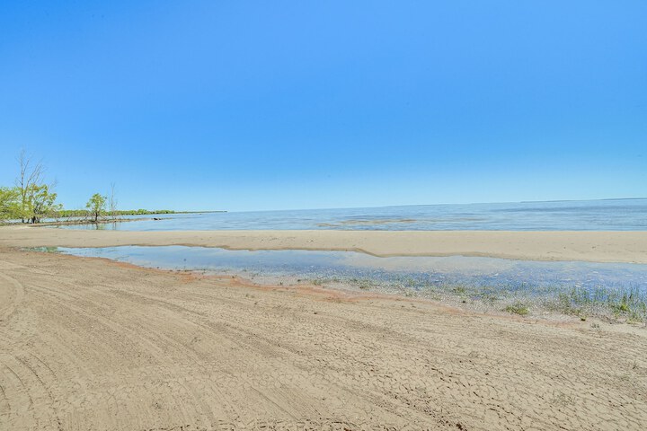 Private Beach & Deck: Spacious Lake Michigan Home