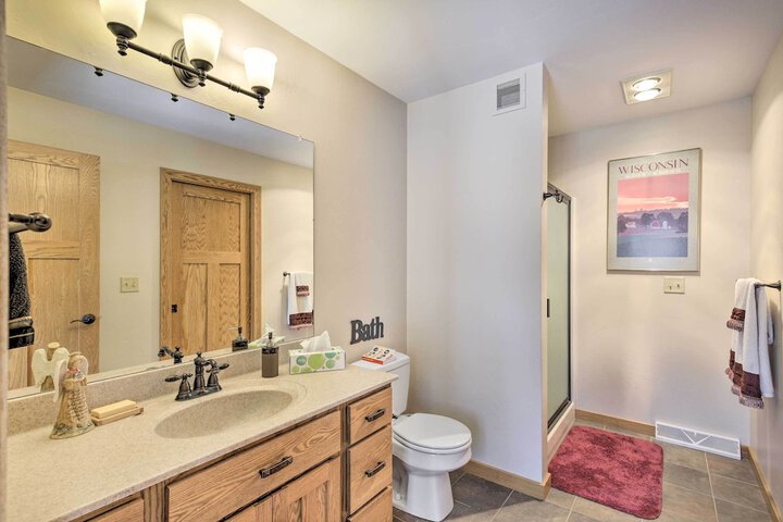 Pet-friendly Family Home Situated on Green Lake!