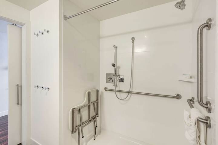 Hampton Inn & Suites Boston / Waltham