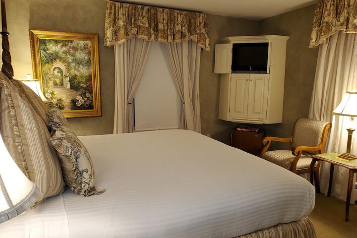 Room 4 of 17