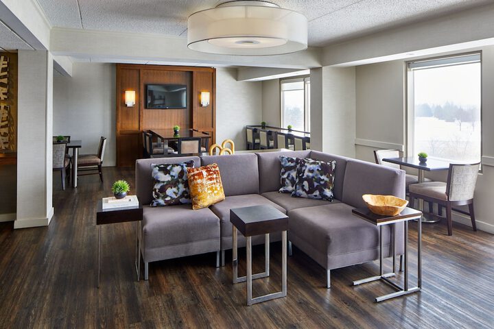 Lounge 67 of 77