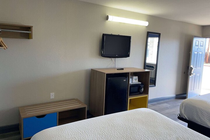 Room 6 of 10