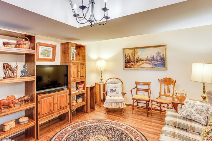 Charming Apartment w / Yard & Beautiful Gardens!