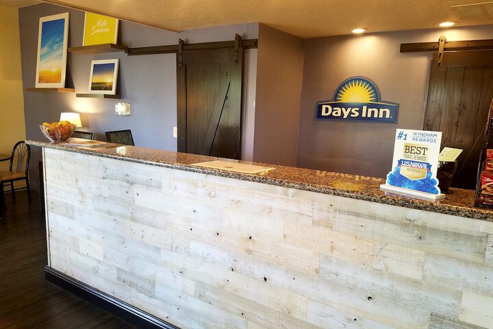 Days Inn & Suites by Wyndham Lodi