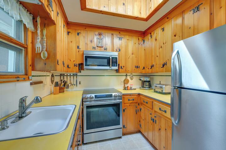 Walk to Beach: Long Island Wine Country Home!