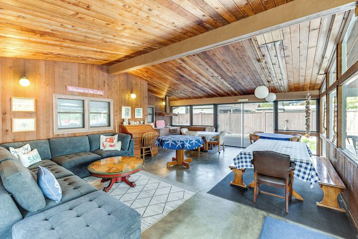 Bayfront Retreat w / Private Beach in Birch Bay