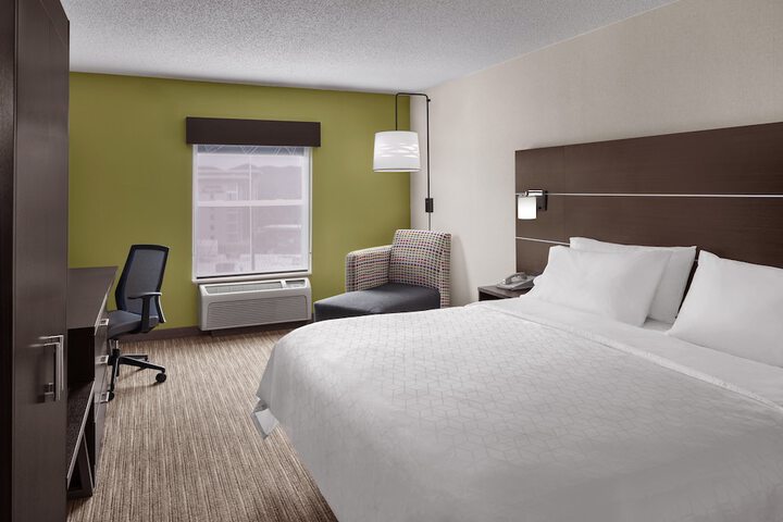 Room 25 of 40