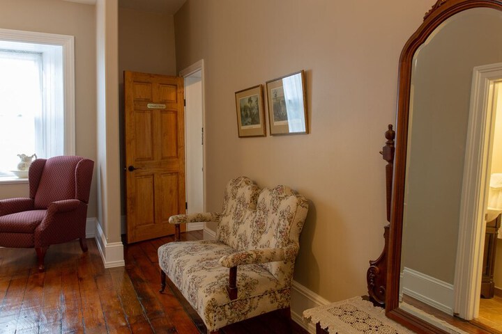 Sir Isaac Brock B & B Luxury Suites