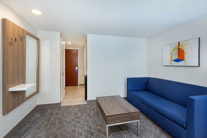 Room 28 of 60