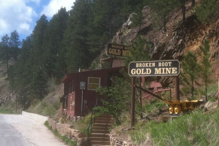 Blackstone Lodge & Suites