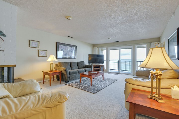 Lincoln City Condo: Pool Access Walk to Beach!