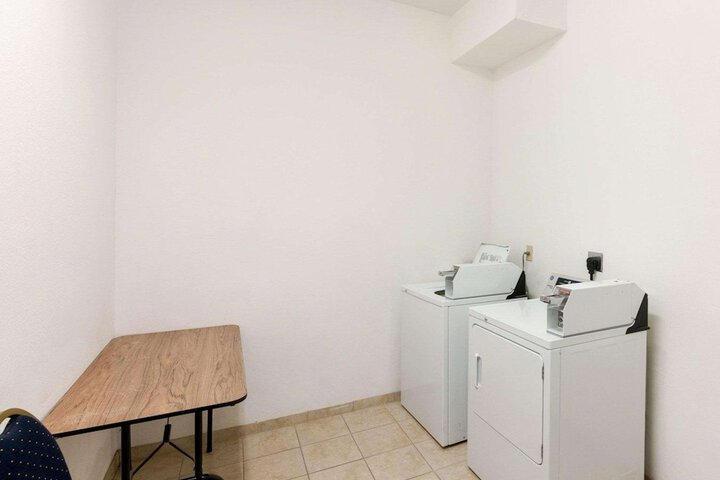 Room 25 of 40