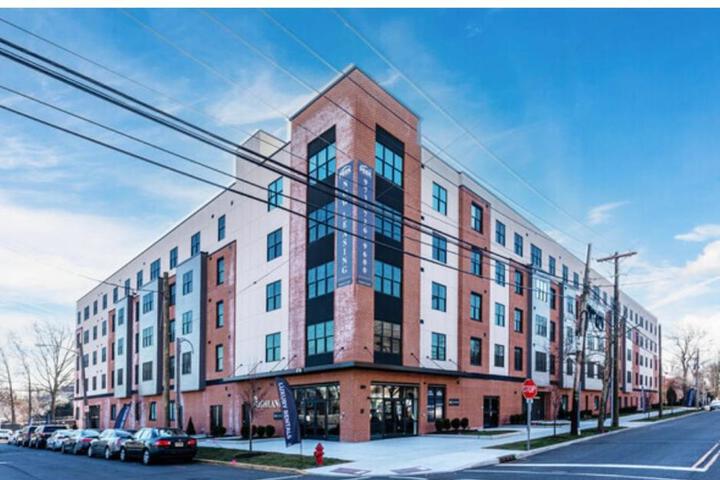 Opulence in Olive with Free Parking plus EV Plug 2 BR 2 baths Suite, 5 beds and Sleeps 8