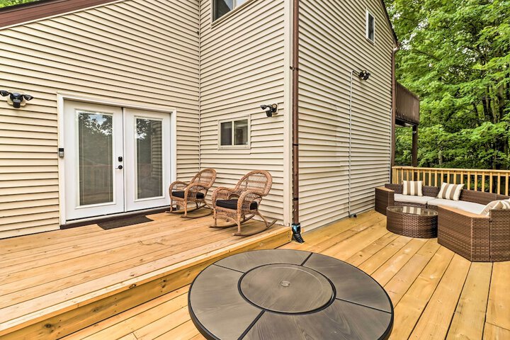 Chic Long Pond Family Home w / Fire Pits & Deck!
