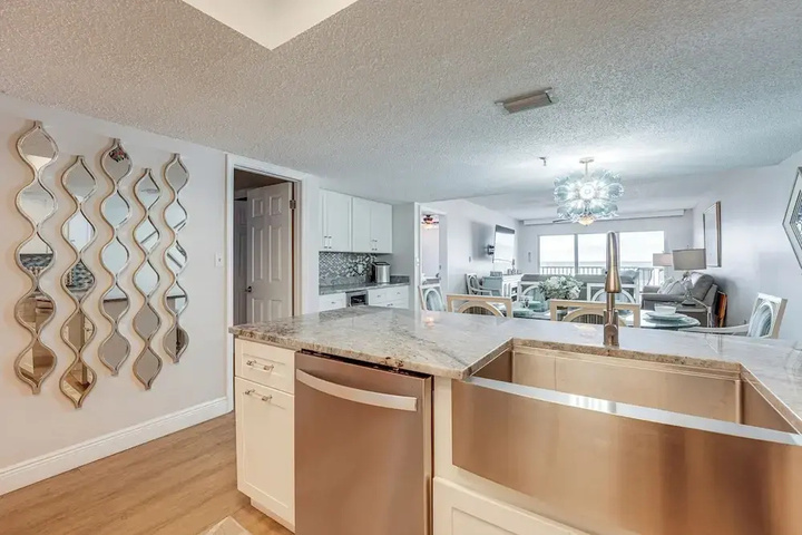 Beachfront Redington Shores Condo w / Pool!