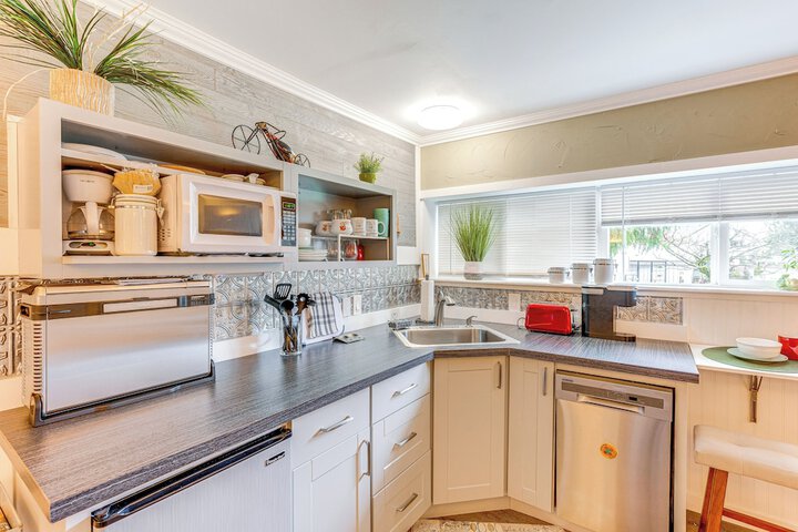Charming Updated Retreat Walk to Lake Stevens!
