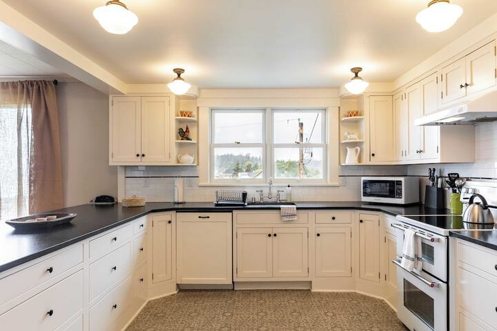 Private Beach Access + Water Views! Sleeps 18 Historic 6bdr Farmhouse w / Deck