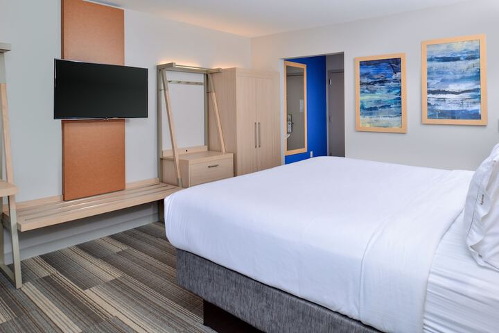 Holiday Inn Express & Suites Farmington Hills - Detroit by IHG
