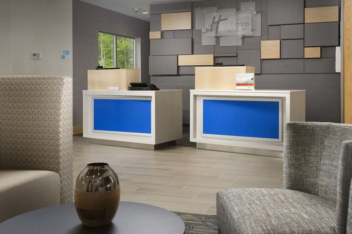 Holiday Inn Express & Suites Altoona by IHG