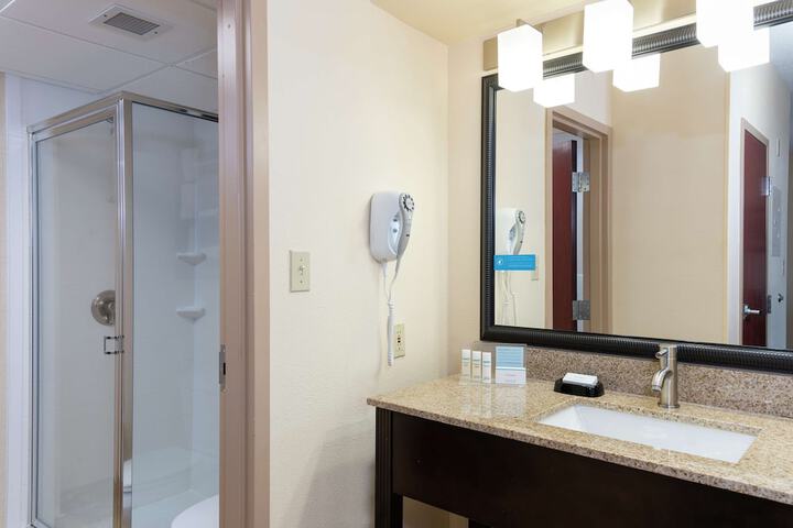 Hampton Inn & Suites Cleveland-Airport / Middleburg Heights