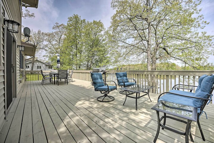 Pet-friendly Grass Lake Retreat w / Game Room!