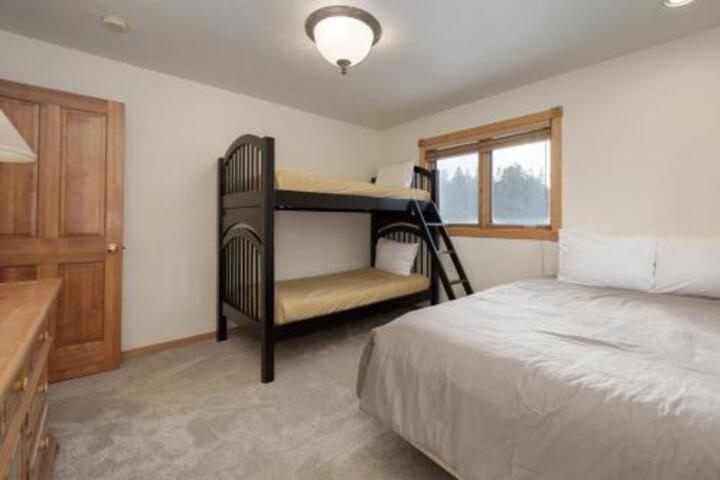Mountain Peak 3.5 Bathrooms Home
