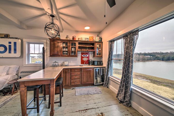 Lakefront Studio Guest Home on Hermann Wine Trail!