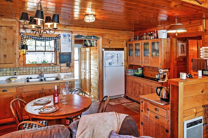 Newport Cabin w / Lakefront Private Porch & Grill!