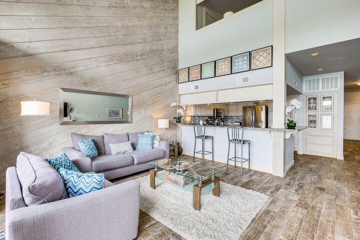 Beautiful Waterfront Condo on Lake Conroe w / Dock
