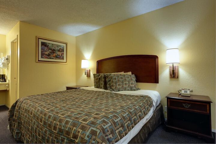 Room 9 of 12