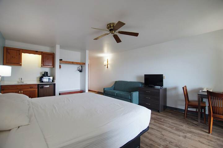 Snyders Shoreline Inn