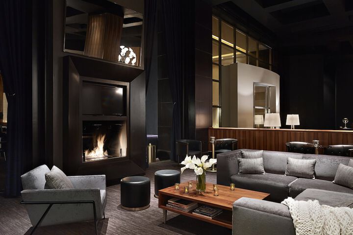 Lounge 45 of 53