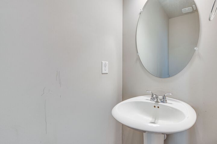 Union City Townhome: 17 Mi to Downtown Atlanta!